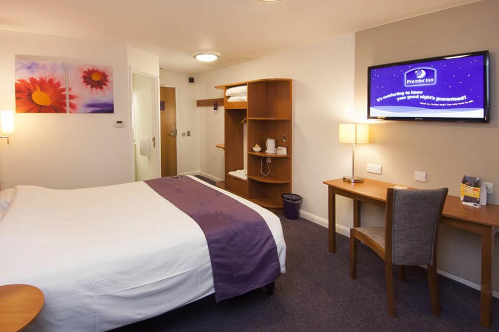 Premier Inn London Gatwick Airport South - London Road Crawley  Exterior foto