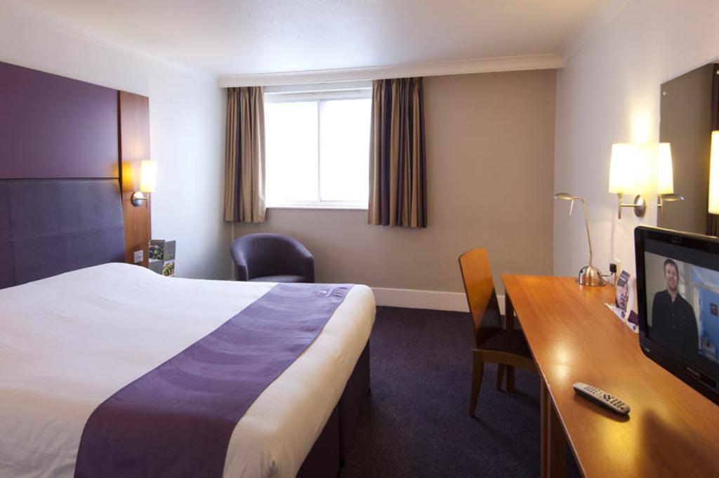 Premier Inn London Gatwick Airport South - London Road Crawley  Exterior foto