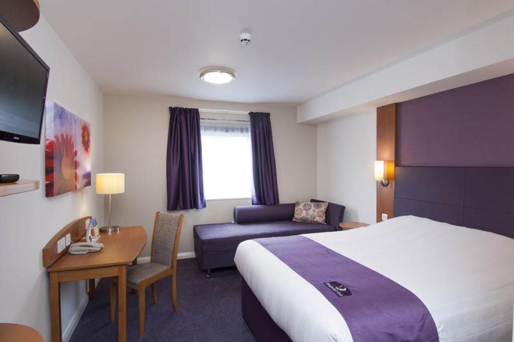 Premier Inn London Gatwick Airport South - London Road Crawley  Exterior foto